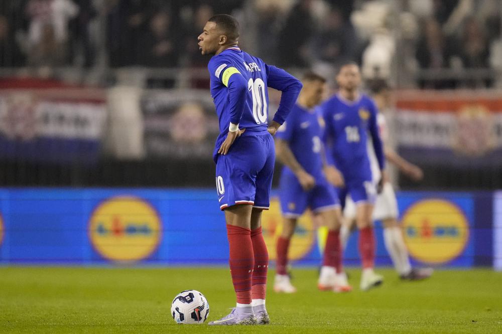 篮球CBA球队对阵激烈，比分胶着